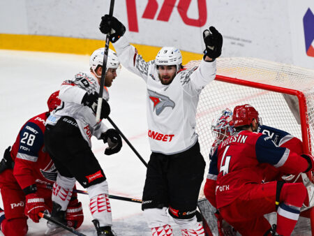 Авангард разгромил Локомотив в первом полуфинале КХЛ