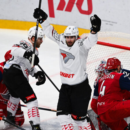 Авангард разгромил Локомотив в первом полуфинале КХЛ