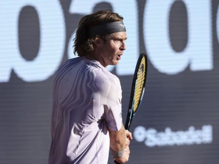 Рублёв штурмует четвертьфинал Барселоны, четыре россиянки в Штутгарте