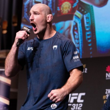 Стрикленд угрожает Чимаеву оружием перед UFC 328