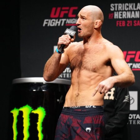 Стрикленд ответил на пинок Чимаева едкой критикой